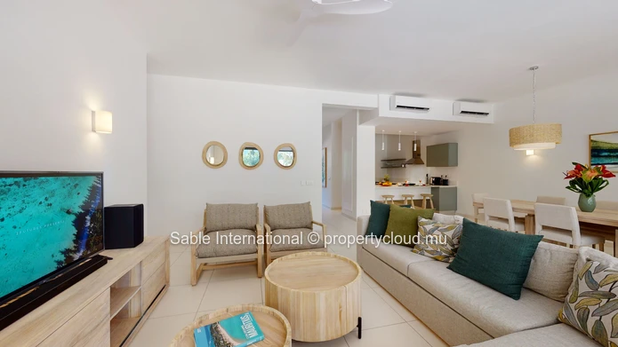 Luxury G+2 Apartment with Communal Pool in Péreybère, 143m² Living Space, Sea Access, Close to Amenities 