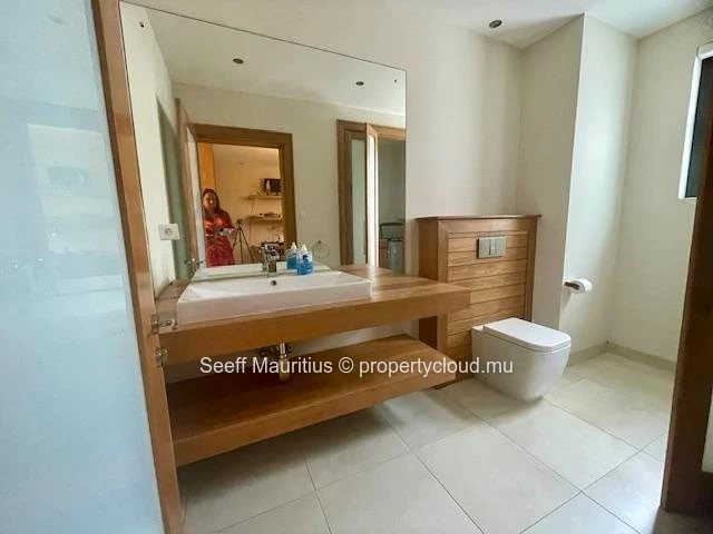 Appartement haut standing avec jardin privatif et piscine – Quartier résidentiel