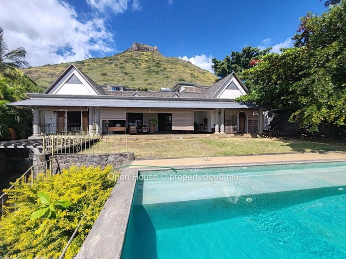MAURITIAN VILLA for sale in Tamarin, Black River. 390m², 4 bedrooms, private pool, equipped kitchen, garden. 