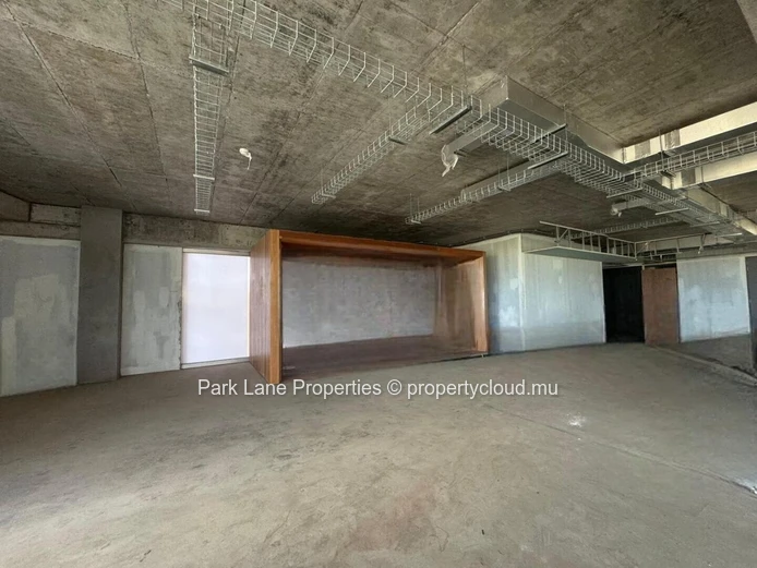Superbes bureaux à vendre à Grand Baie - Parking sécurisé, Meublé, Climatisation - Ne manquez pas cette opportunité !