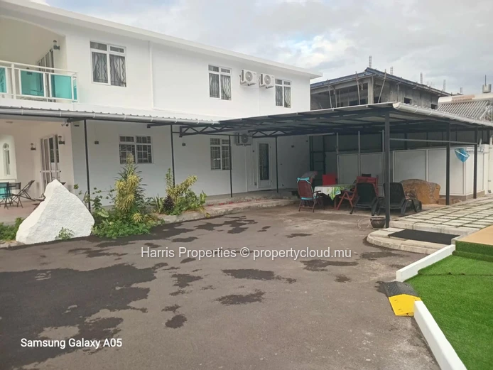 Villa entièrement rénovée à louer à Roches Noires