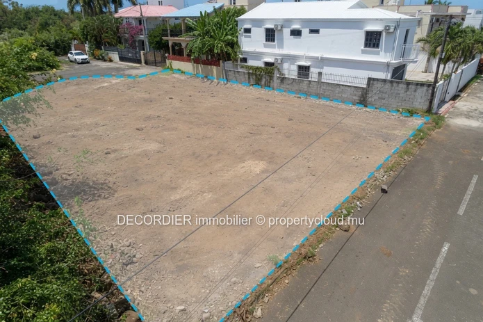 Residential land at 10 min walk from the public beach