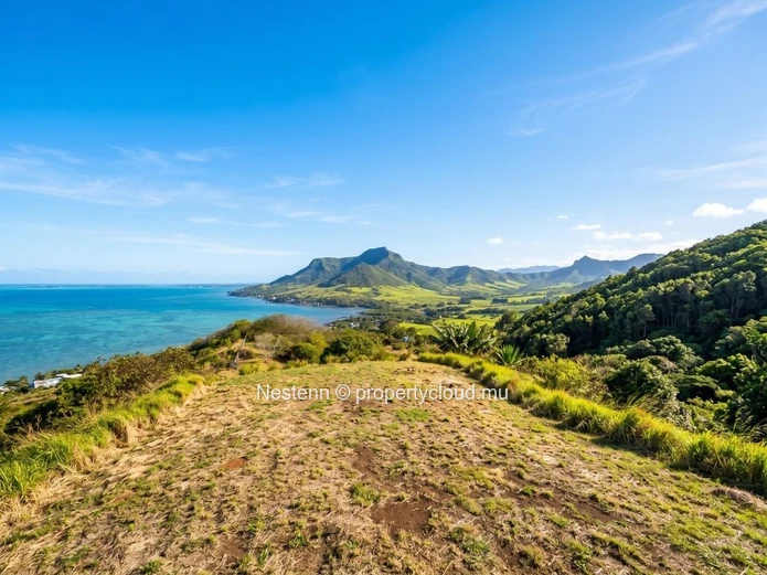 Terrain exclusif à flanc de colline avec vues sur la côte et la montagne 