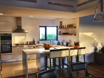 6 Bedroom Villa
