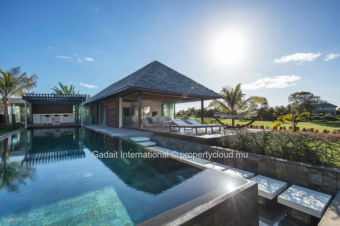 Élégance architecturale et nature préservée : une villa d'exception à Anahita Beau Champ