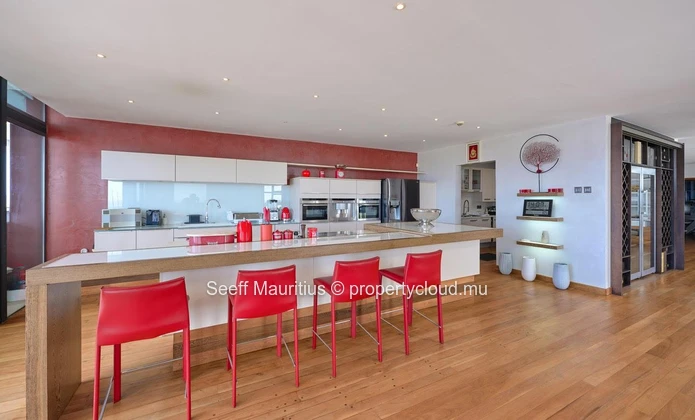 L'élégance moderne rencontre le confort dans un penthouse de designer