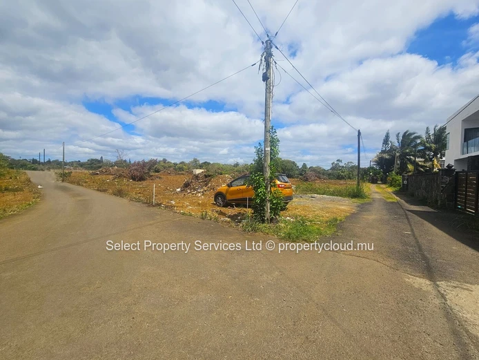 A Vendre Terrain En Pleine Propriété Idéalement Situé À Moka