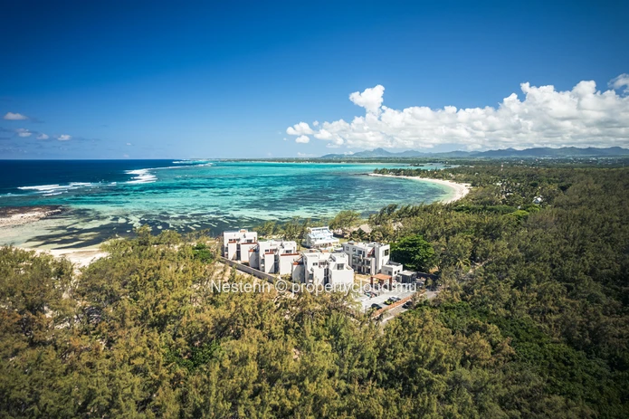 Penthouse contemporain de 3 chambres avec vue sur mer et rooftop privé.