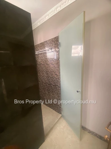 Maison à vendre - Rivière du Rempart | 7 500 000 Rs | Terrain de 7 perches