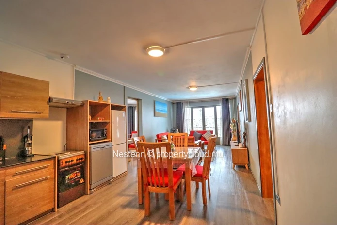 Appartement moderne de 2 chambres avec salle de bains privative et piscine