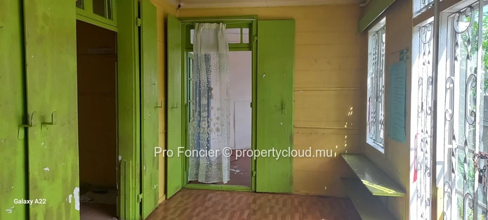 Terrain avec une vieille maison à vendre à Quatre-Bornes - Idéalement situé !