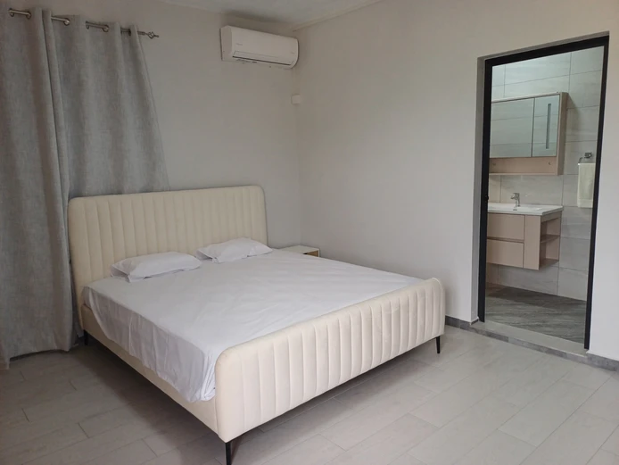 Maison neuve de 4 chambres avec grande cour à Pereybere