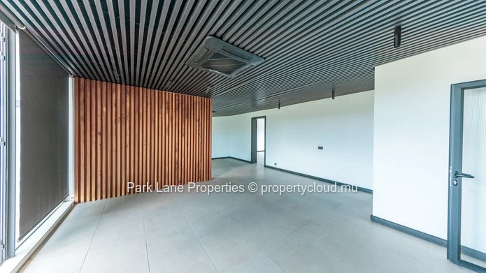 Espace de bureau exceptionnel avec vue sur la mer et la montagne