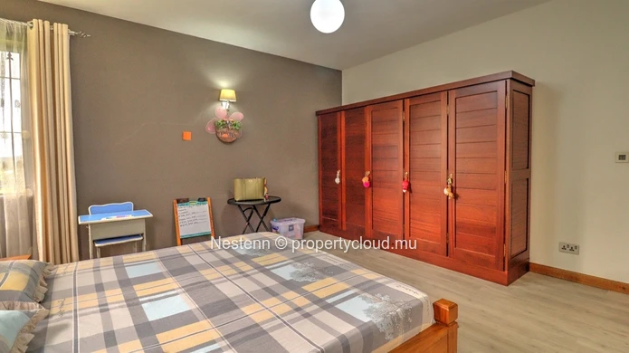 Modern single-storey villa with 6 bedrooms close to amenities.