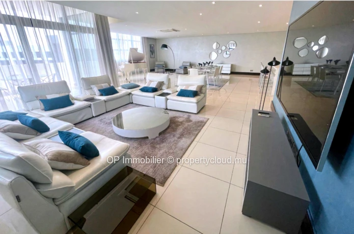 Appartement RES à vendre à Grand Baie, 215m², 3 chambres, piscine commune, meublé, climatisé, rénové, prix $580,000.