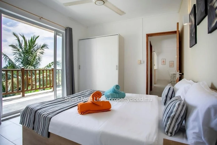 Contemporary 2-Bedroom West Coast Apartment with Panoramic Mountain Views