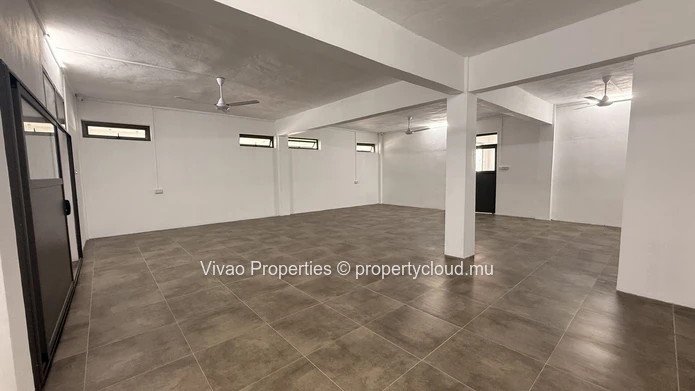 Exclusivité sur route principale au cœur de Port-Louis - Local commercial de 275 m² à louer au premier étage (Mandat exclusif)