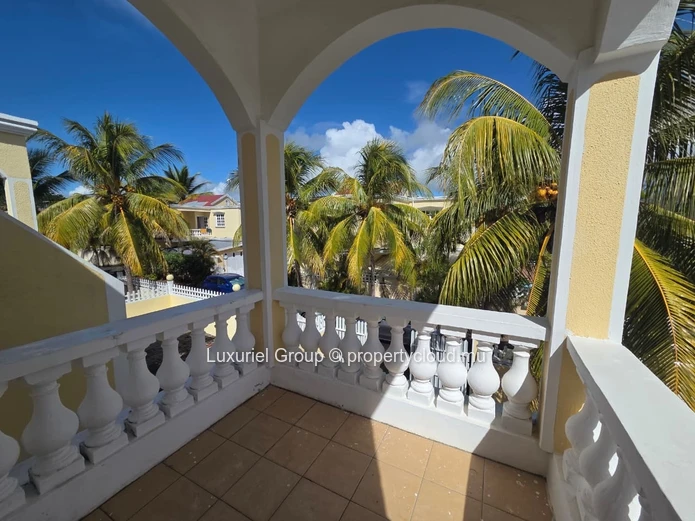 Elegant 300 m² Fully Furnished Villa in Pereybere