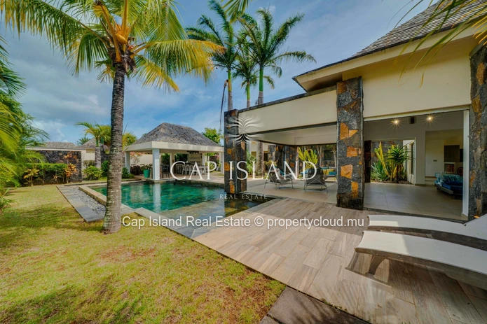 Tropical luxury in a 5-bedroom villa