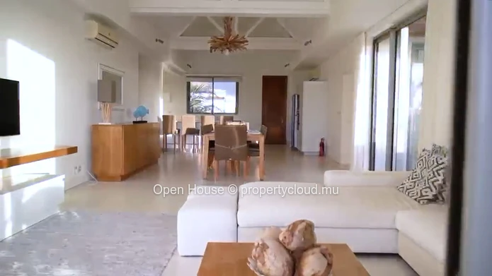 Penthouse 3 chambres avec piscine privée à louer à Rivière Noire