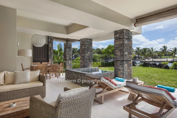 Appartement moderne de 2 chambres avec piscine privée et vue mer.