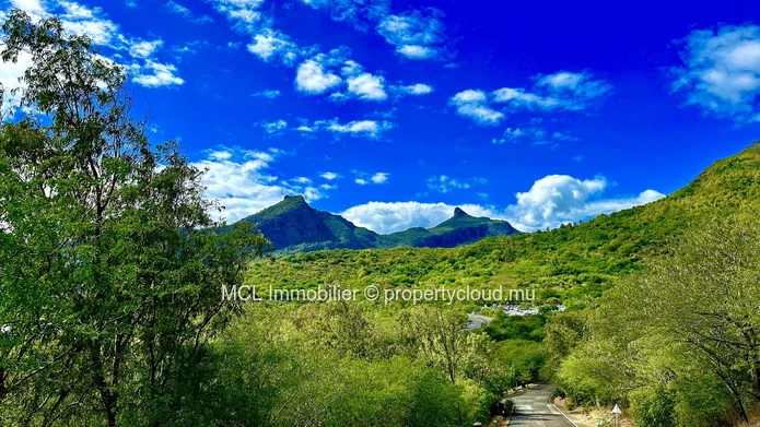 Terrain résidentiel à vendre à Pailles  avec vue mer et montagne.