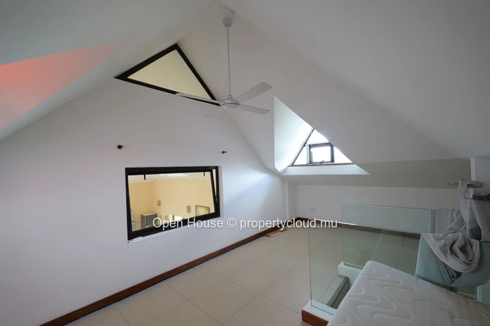 Villa à vendre à Rivière Noire, 320m² habitables, terrain de 1.470m², 5 chambres, bureau, piscine privée. Prix : 900 ...