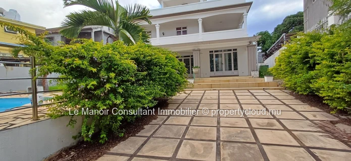 Villa for sale with private swimming pool not far from London supermarket, close to all amenities. 