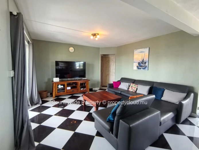 Bright & Spacious 2-Bedroom Apartment Just 5 Minutes from the Beach and Shops