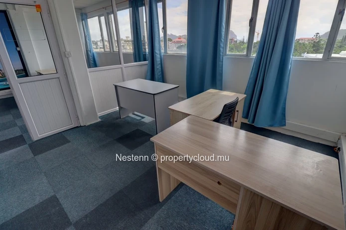 Bureau meublé au 4? étage avec vue imprenable sur le centre-ville