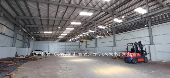Entrepôt neuf de 450 m2  hauteur au plafond 9m situé dans la zone industriel a la Tour Koenig, proche des axes routiers.