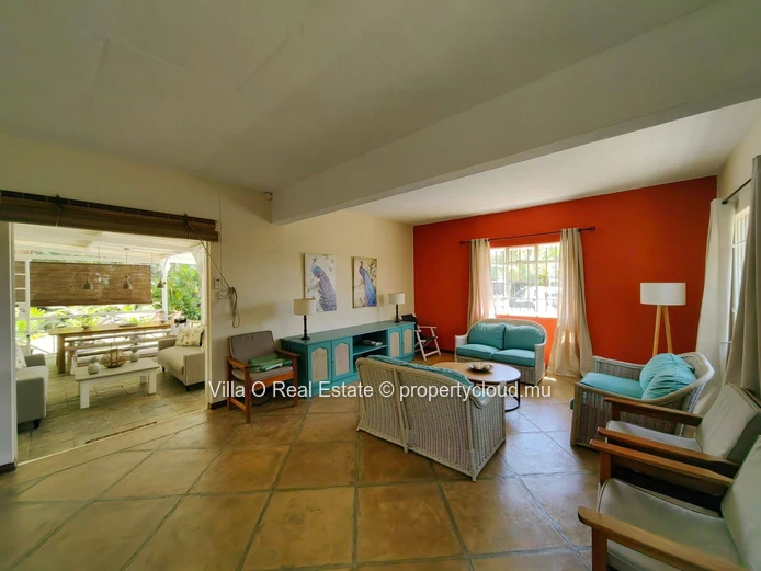 Charmante maison à étage dans un quartier privé, comprenant 3 chambres à coucher, sur un beau jardin arboré avec une ...