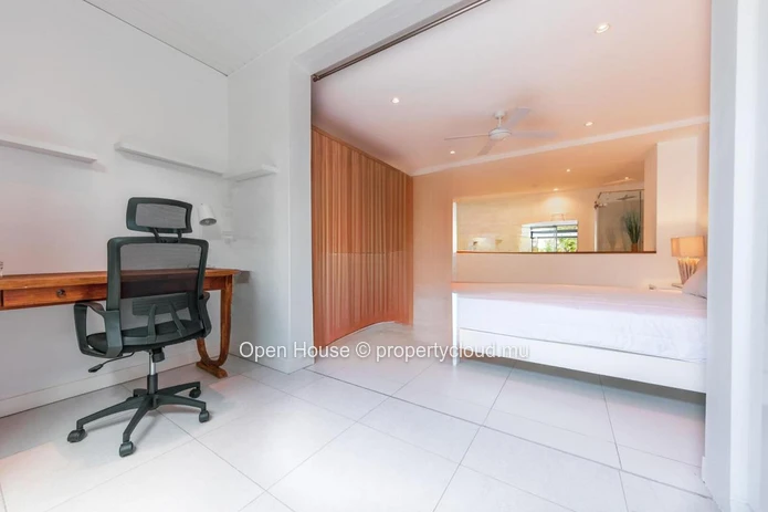 Appartement pieds dans l'eau à louer à Rivière Noire, Tamarin, 4 chambres, piscine privée, meublé.