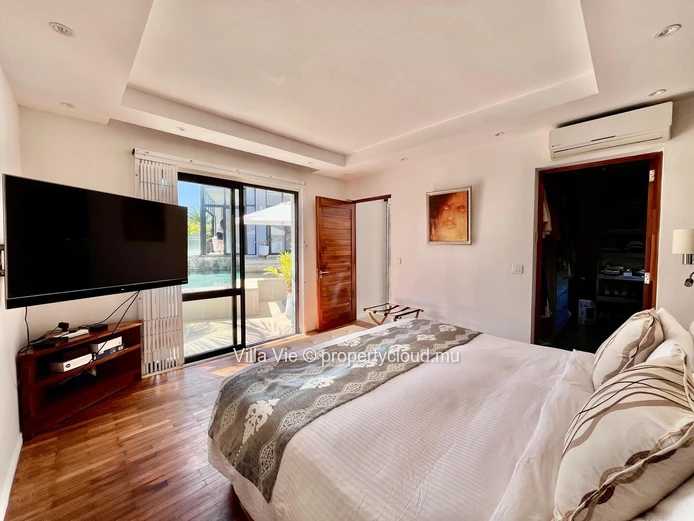 Calodyne - Elegant 4-bedroom home with swimming pool and garden