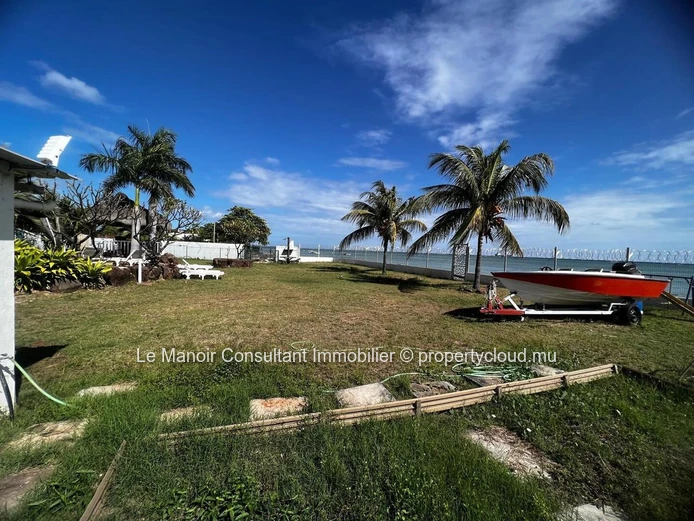 Villa d’Exception Pieds dans l’Eau avec 2 piscines, Accès Direct à la Mer, Business Locatif Actif et Vue Panoramique