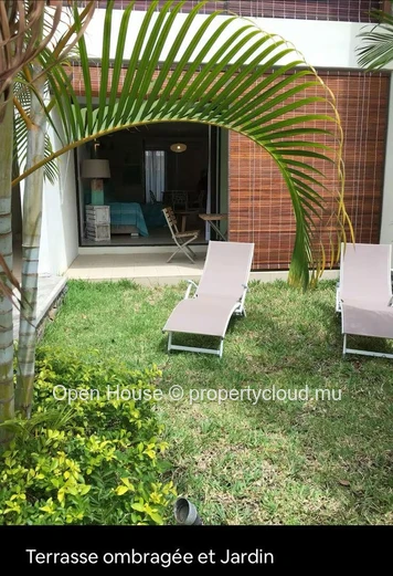 À vendre : Appartement R+2 - meublé, climatisé, cuisine équipée, dressing, terrasse 30m². Piscine commune, jardin, pa...