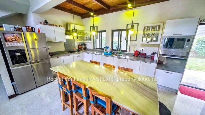 VENTE - Villa de Prestige avec Piscine – 3 Chambres à Mont Piton