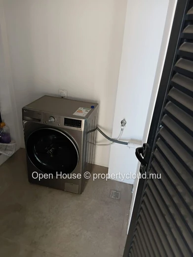 Appartement R+2 à vendre à Grand Baie, 150m², 3 chambres, vue montagne, meublé, climatisé, parking gardé, accessible ...