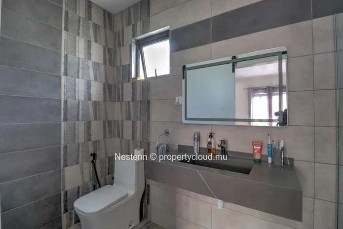 Villa moderne de plain-pied avec 3 chambres à proximité des commodités.