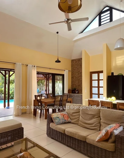 Belle villa de 4 chambres, 305 M2 hab sur 685 M2 de jardin tropical, accessible aux étrangers 