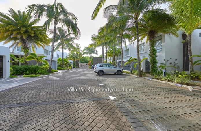 GRAND BAIE - Townhouse with 3 bedrooms en suite, sea access, swimming pool
