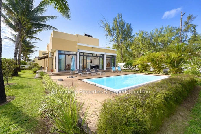 Opportunité rare à Belle Mare – 3 villas individuelles accessibles à pied à la mer
