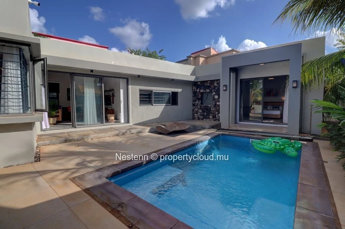 Magnifique villa de plain-pied fraîchement livrée avec piscine privée, dans un quartier résidentiel et paisible