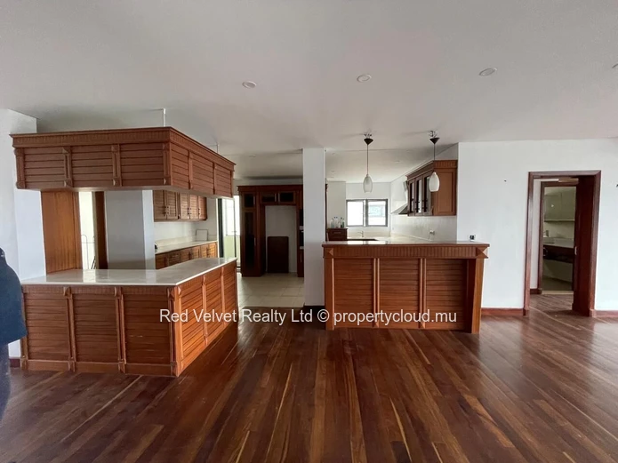 Luxury 300m² Penthouse Overlooking Parkland & Mountain Views