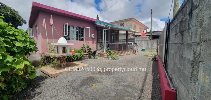 Semi furnished house for sale at royal road Montagne Blanche