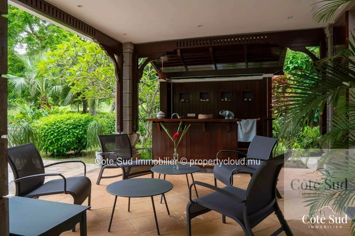 Villa for sale with view of the golf course and forest