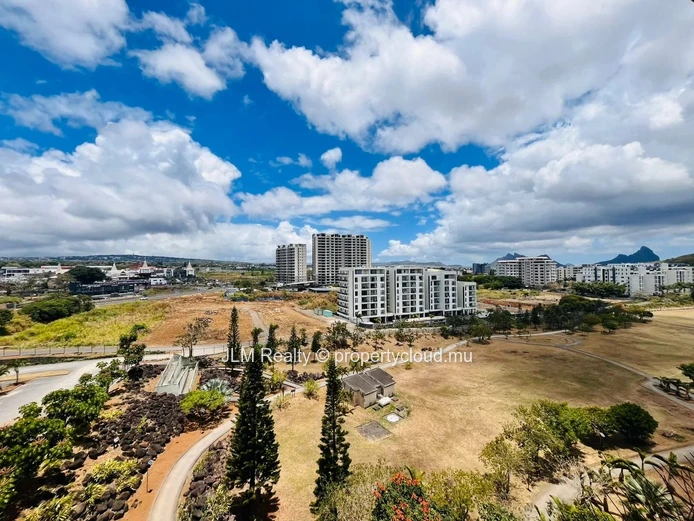 Penthouse Moderne de 2 Chambres avec Vue Panoramique sur le Parc à Louer à Phoenix, Île Maurice