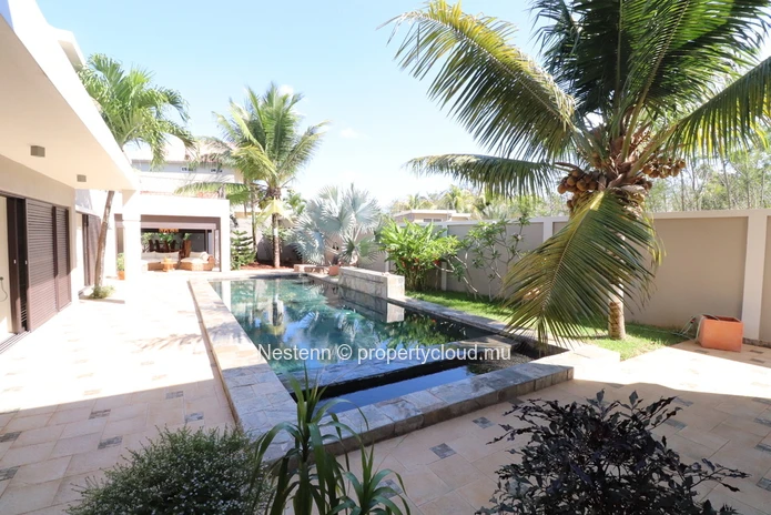 Domaine résidentiel avec 1 villa et 4 bungalows - Avec permis.