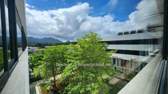 Modern office of 22.5 m² with a private parking and convenient amenities nearby.
