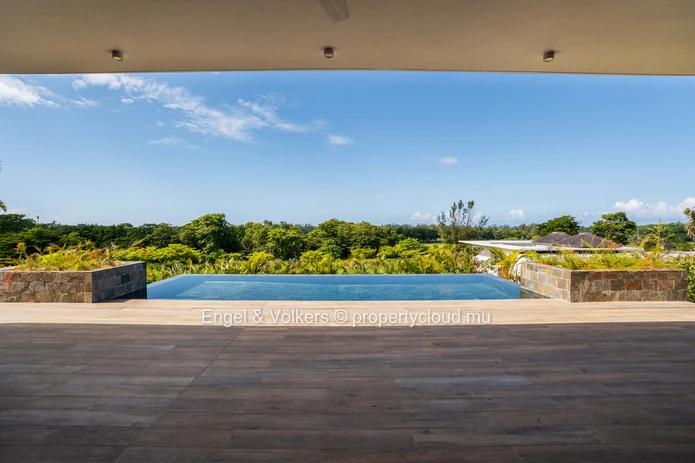 Contemporary Villa in Prestigious Golf Estate